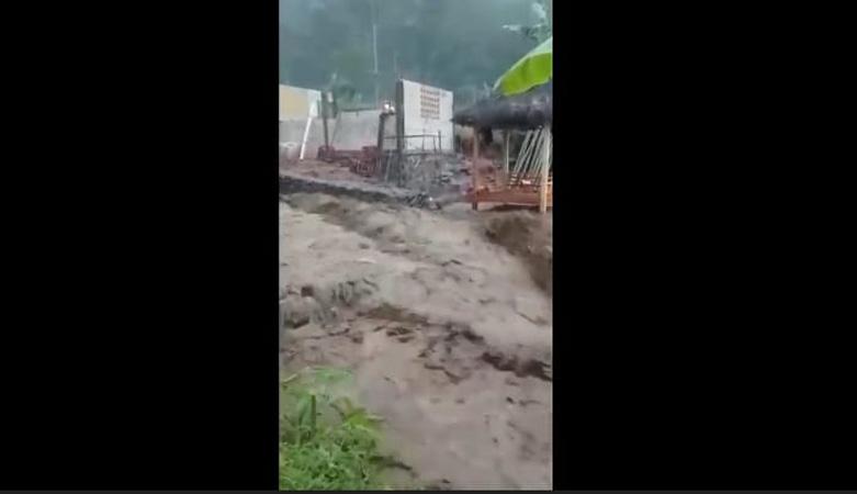  Banjir Bandang Terjang Kendal, 14 Titik Longsor Rusak Permukiman hingga Tutup Akses Jalan 