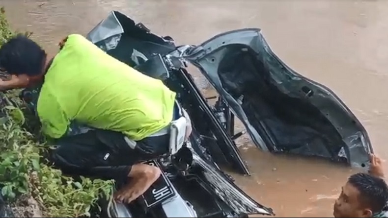 Breaking News, Mobil Angkut Sekeluarga Terjun ke Sungai Pangkep, 5 Tewas 1 Selamat