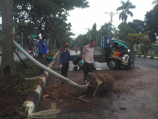 Waduh, Mobil Ini Tabrak Tiang Rambu gegara Hindari Pemotor di Cibinong