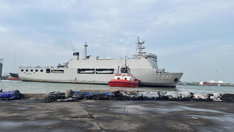 Terobos Cuaca Buruk, KRI Makassar Angkut BBM, Genset hingga Logistik ke Karimunjawa