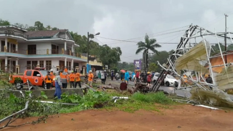 Puting Beliung Terjang Panawangan Ciamis, Puluhan Rumah Rusak