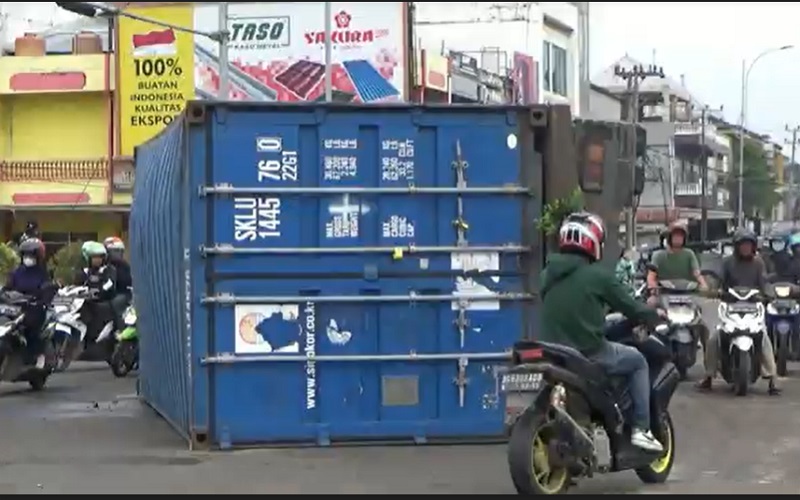  Truk Kontainer Terguling di Simpang Patal Palembang, Lalu Lintas Macet