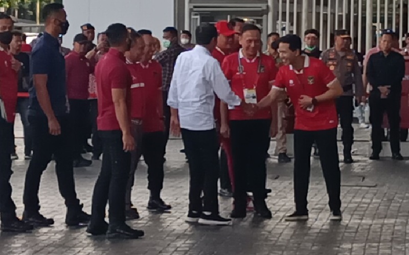 Pakai Kemeja Putih, Jokowi Tiba di SUGBK Tonton Timnas Indonesia Lawan Vietnam