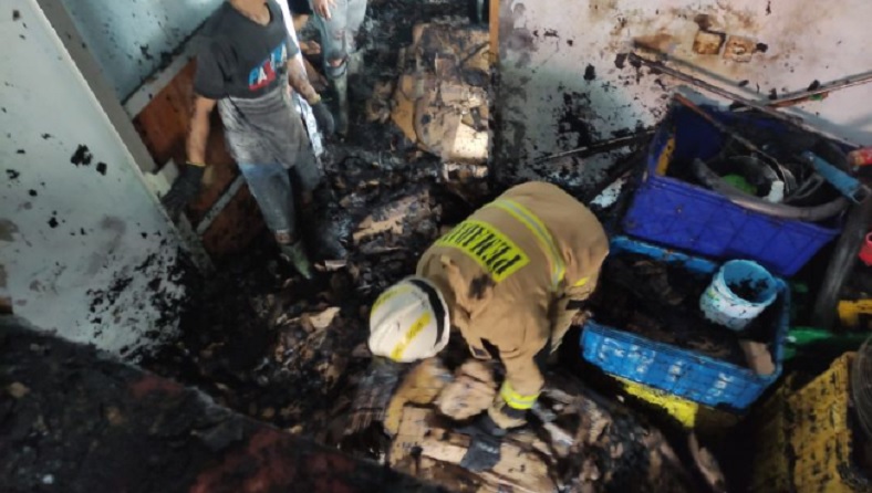Korsleting Listrik, Gudang Penyimpanan Ikan di Trenggalek Ludes Terbakar