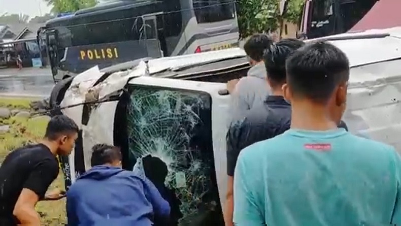 Mobil Boks Terbalik di Jalan Lintas Pariaman, Uang Miliaran Rupiah Berserakan