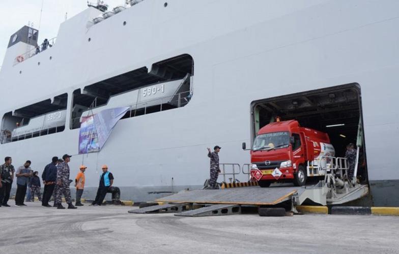  Kapal Perang Pengangkut 100 Kiloliter BBM Tiba, Warga Karimunjawa Lega