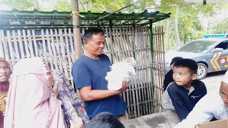 Sumbawa Gempar, Warga Temukan Bayi Dalam Kardus Dibungkus Jilbab Hitam di Depan Toko 