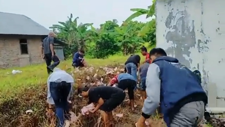 Penampakan Uang Berserakan dari Mobil Terbalik di Jalan Lintas Pariaman, Dipunguti Warga