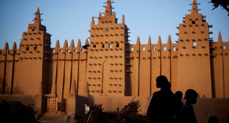 Fakta Menarik Satu-satunya Masjid Terbesar di Dunia Terbuat dari Lumpur, seperti Apa Dalamnya? 