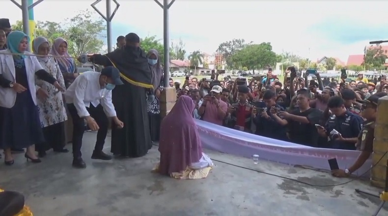Terbukti Ikhtilat, Pasangan Bukan Mahram di Aceh Singkil Dieksekusi Cambuk