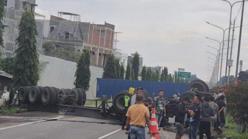 Tol Belmera Sempat Macet Total, Ternyata Ada Truk Kontainer Terguling