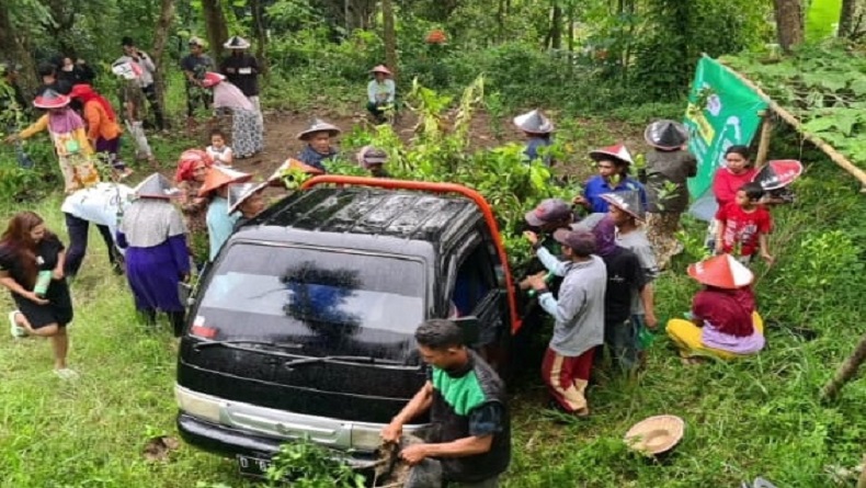 Atasi Lahan Kritis di Bandung Utara, Sayap Kencana Ganjar Bagikan 10.000 Bibit Pohon Buah