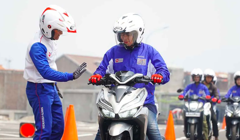 Tips Mengendarai Motor Aman dan Nyaman bagi Wanita
