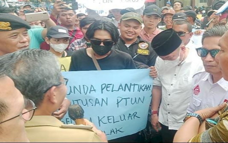 Tolak Pelantikan Wabup, Warga Muara Enim Datangi Kantor Gubernur