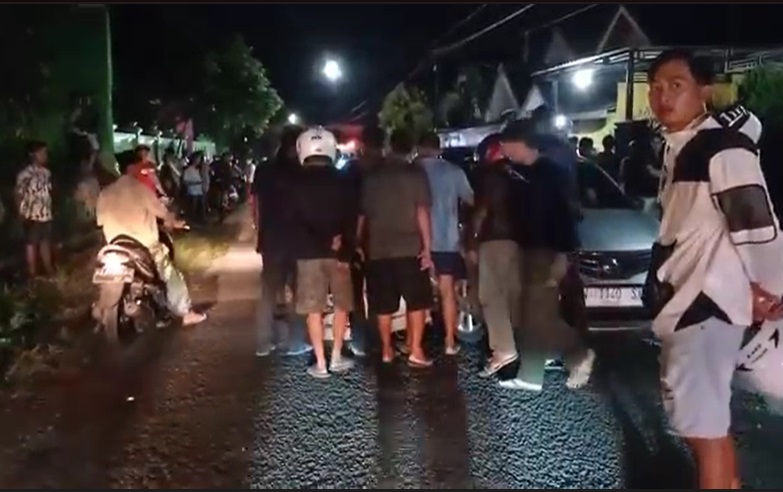 Jatuh saat Nyalip, Gadis di Blitar Kritis Tertabarak Minibus
