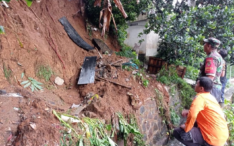 Longsor Landa Ciparigi Bogor Utara akibat Hujan Deras dan Tanah Labil, 1 Rumah Rusak