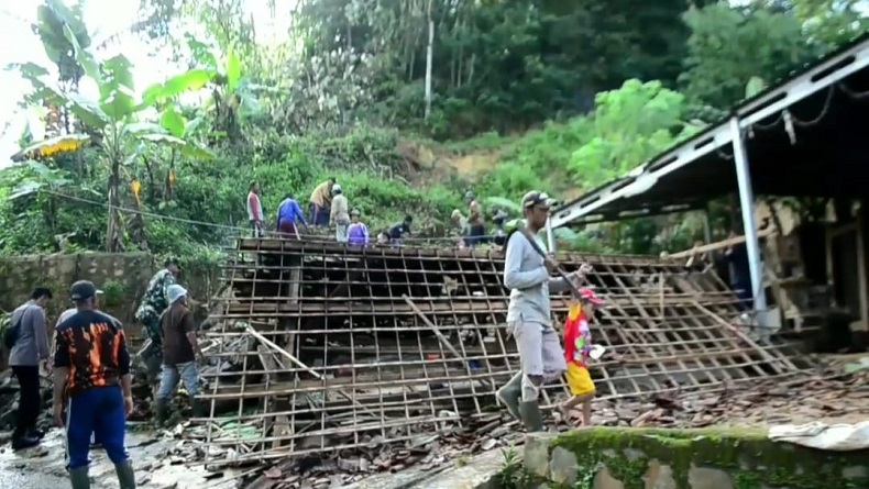 Warung di Talaga Majalengka Roboh akibat Tertimbun Tanah Longsor, Pemilik Selamat