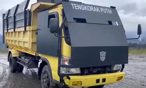 Truk Fuso Disulap Jadi Kendaraan Tempur, si Kepala Kuning Jadi Kebal Peluru