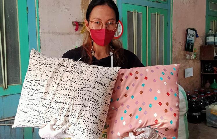 Emak-Emak di Bantul Sukses Olah Limbah Pampers Jadi Bantal Cantik