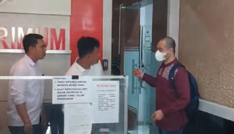 Diperiksa 4 Jam, Ferry Irawan Belum Ditetapkan Tersangka atas Kasus KDRT