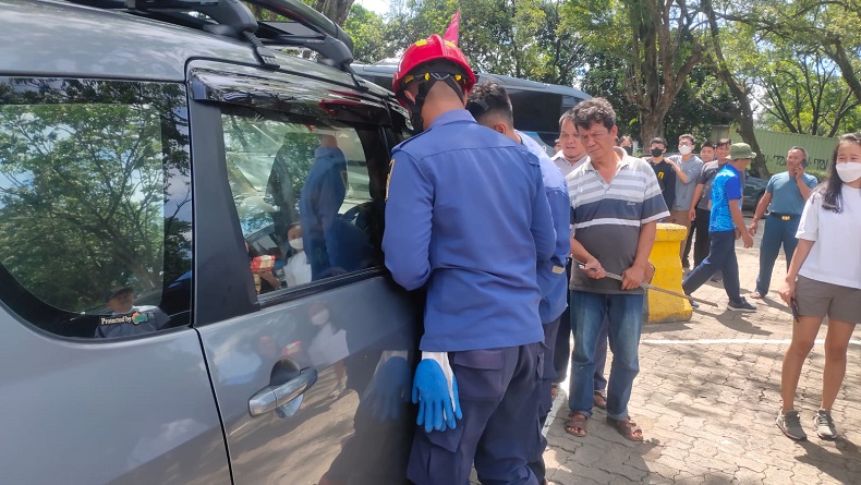 Dua Anak Terkunci dalam Mobil di Bogor, Damkar Langsung Turun Tangan