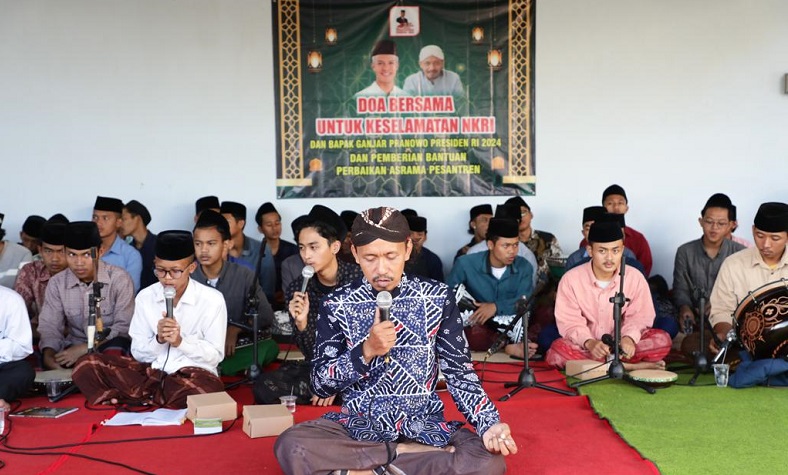 Relawan GGN Pendukung Ganjar Bantu Renovasi Asrama Pesantren di Tulungagung