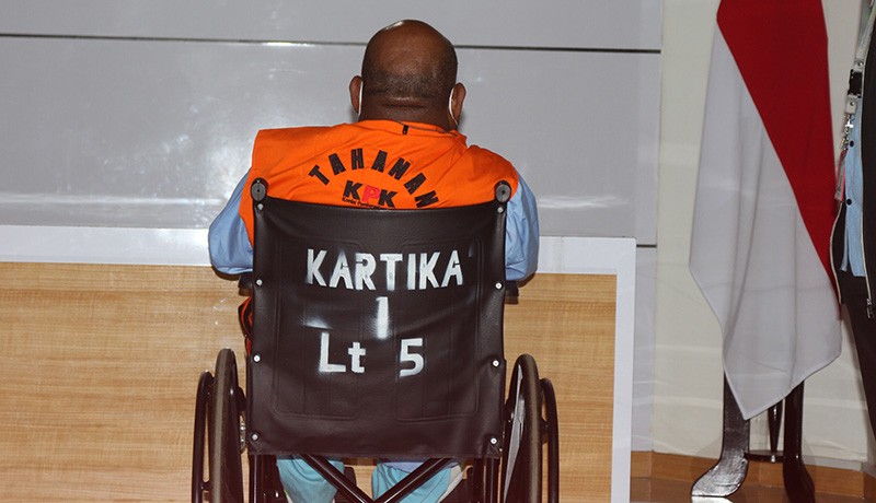 Adik Lukas Enembe Protes Kakaknya Dibawa ke Jakarta Tak Pakai Pesawat Garuda