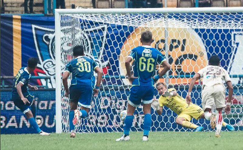 Beckham Putra Gagal Penalti, Persib Vs Persija Imbang di Babak Pertama Liga 1