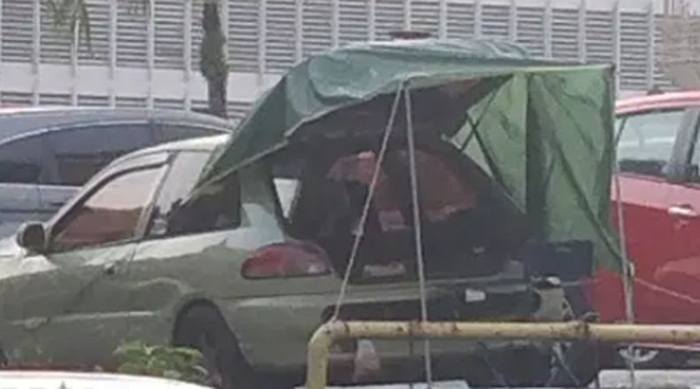 Viral, Ayah Camping di Rumah Sakit demi Temani Putranya yang Divonis Tumor Otak