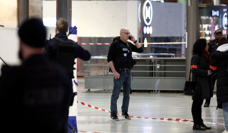 Brutal, Pria Berpisau Serang Penumpang Kereta di Stasiun Paris