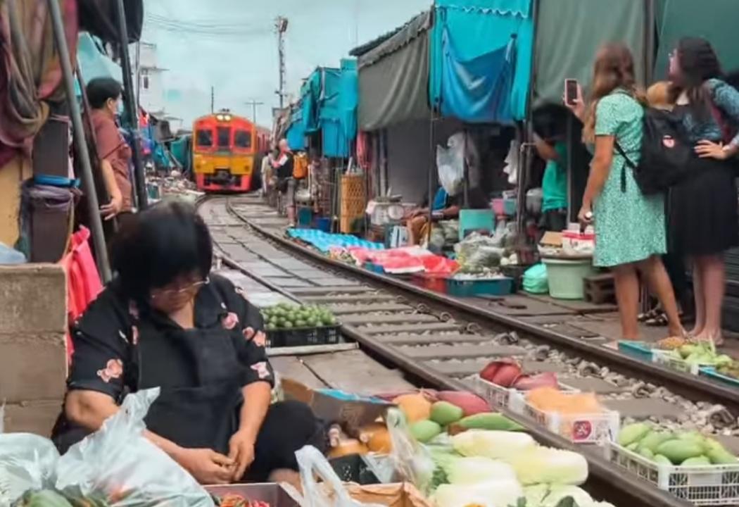 Viral Kereta Lewat di Tengah Pasar yang Ramai, Netizen Kaget