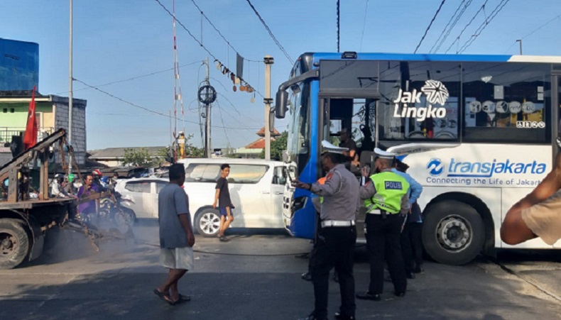 Detik-detik Bus Transjakarta Mogok di Pelintasan Kereta Api, Sopir dan Penumpang Sempat Panik