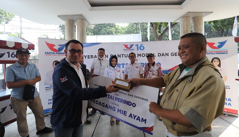 Bagikan Gerobak, Effendi Syahputra: Komitmen Perindo dalam Pengembangan Pedagang UMKM