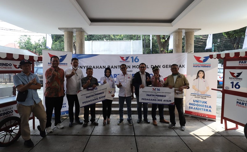 Partai Perindo Terbukti Peduli UMKM Bagikan 2 Gerobak dan Modal Usaha