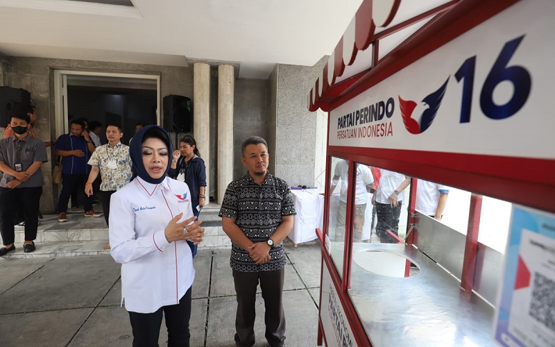 Bagikan Gerobak Partai Perindo, Nita Yudi Berharap Pengusaha UMKM Bisa Naik Kelas