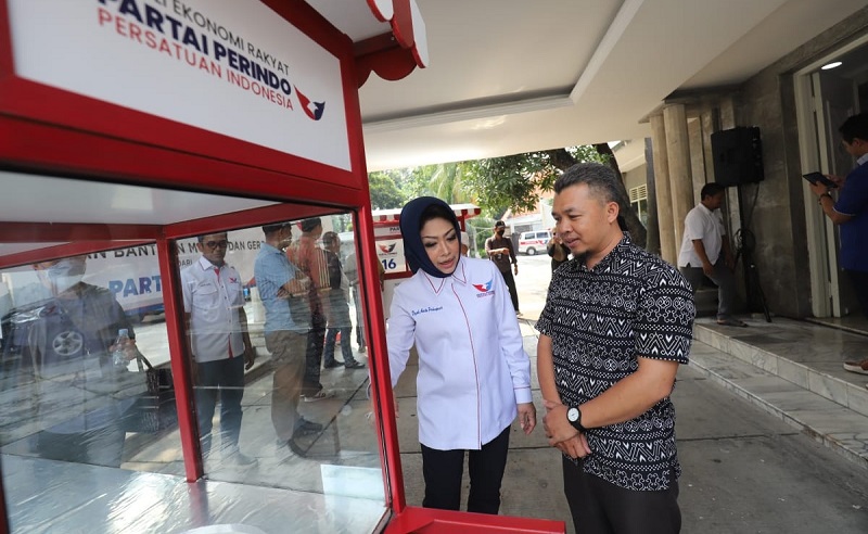 Dapat Bantuan Gerobak, Pedagang Siomai Doakan Partai Perindo Sukses di Pemilu 2024