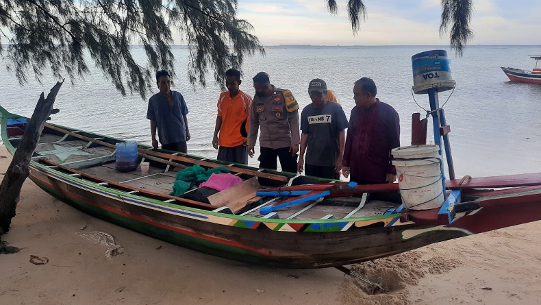 Mesin Mati, Kapal Nelayan asal Banten Terbawa Arus hingga ke Pulau Tidung