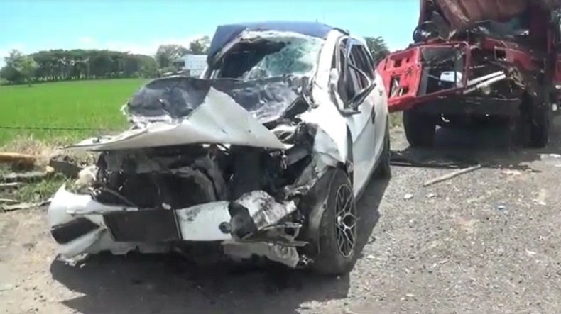 Honda Mobilio Tabrak Pohon dan Truk Parkir di Ngawi, 5 Tewas 3 Luka Berat 