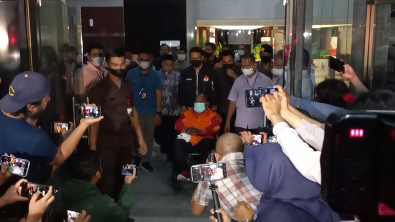 Lukas Enembe Didorong Pakai Kursi Roda usai 4,5 Jam Diperiksa KPK, Langsung Dibawa ke Rutan
