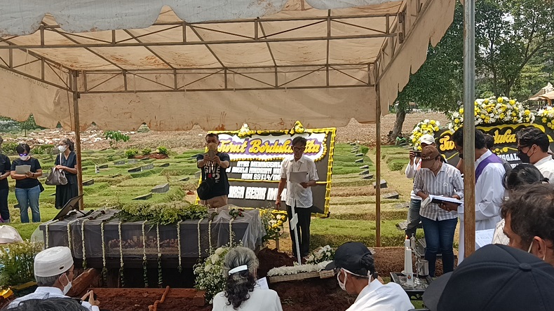 Suasana Haru Selimuti Pemakaman Angela Korban Mutilasi, Keluarga Lantunkan Doa