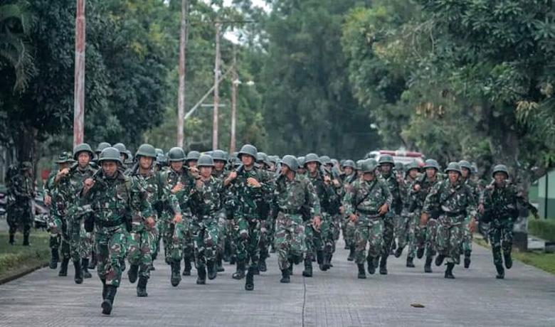 Genjot Fisik, Prajurit Bremoro Lari Lintas Medan 5 Km dengan Beban 5,5 Kg dan Bawa Senjata