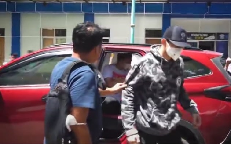 Terjerat Kasus Narkoba Lagi, Ini Penampakan Revaldo Tiba di Polda Metro Jaya