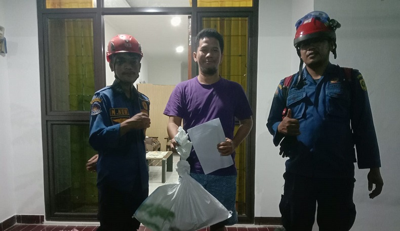 Ular Sepanjang 1 Meter Jatuh dari Plafon, Damkar Bogor Turun Tangan