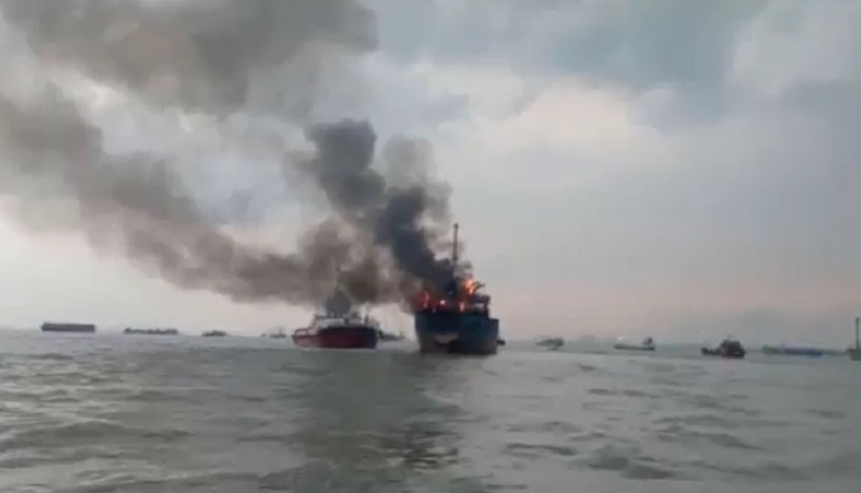 Kapal Kargo Terbakar di Perairan Gresik, 15 ABK Selamat