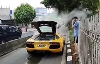 Viral Mobil Lamborghini Berasap dan Mogok di Jalur Transjakarta, Kena Tilang Rp500.000