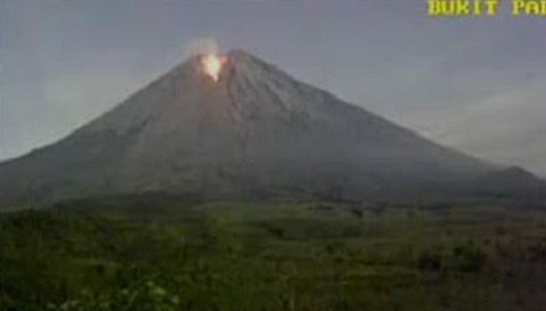 Gunung Semeru Erupsi Sabtu Pagi, Keluarkan Asap Putih dan Lava Pijar 