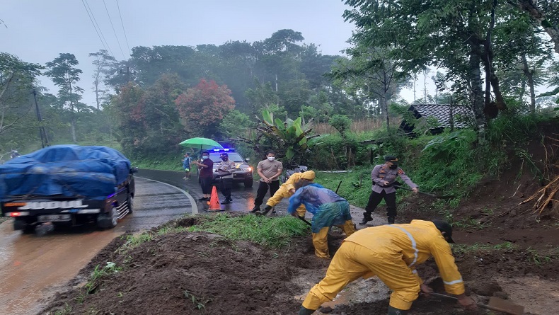 Curah Hujan Tinggi, Jalan Penghubung Semarang-Temanggung Rawan Longsor