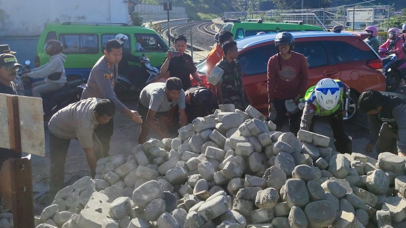 Rem Bermasalah, Truk Kecelakaan hingga Terguling di Bogor