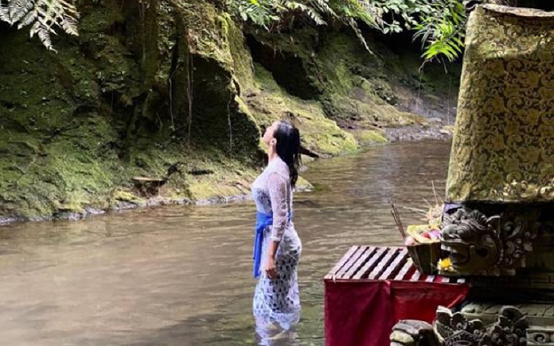 12 Potret Artis Melukat di Bali, Ada yang Dikira Pindah Agama