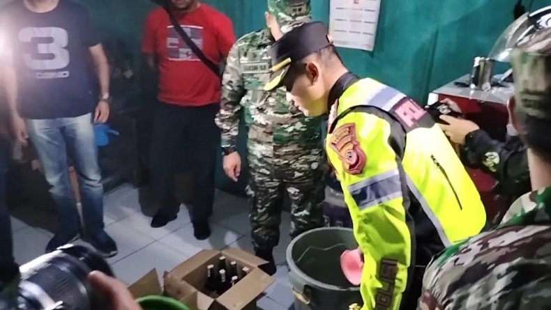 Petugas Gabungan Gerebek Warung Miras Berkedok Jual Sabun di Bandung
